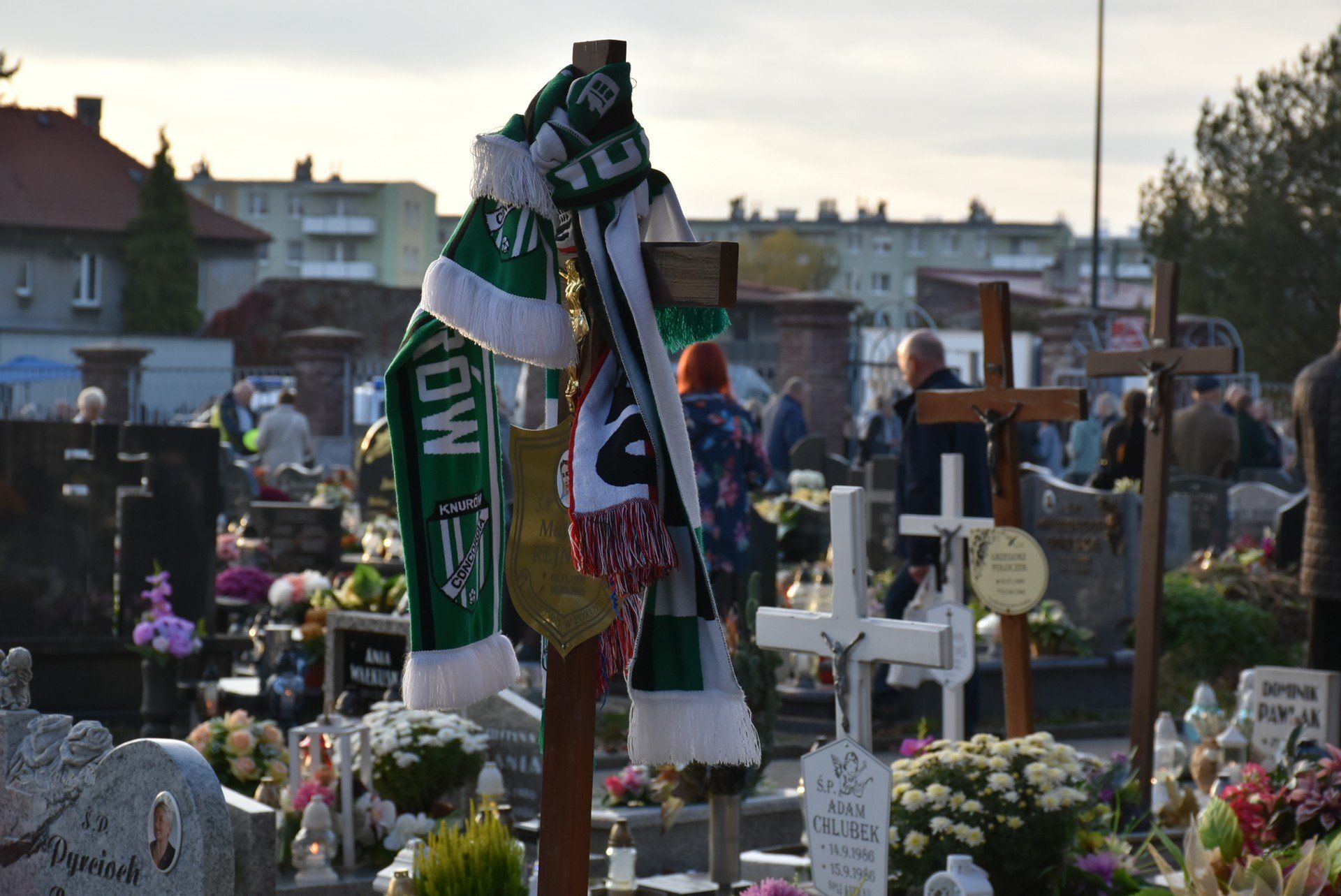 1 listopada w dniu Wszystkich Świętych cmentarz parafialny przy ulicy 1 Maja odwiedziły setki, o ile nie tysiące ludzi