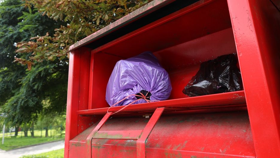Przeładowane odzieżą kontenery to nierzadki widok na rzeszowskich osiedlach.