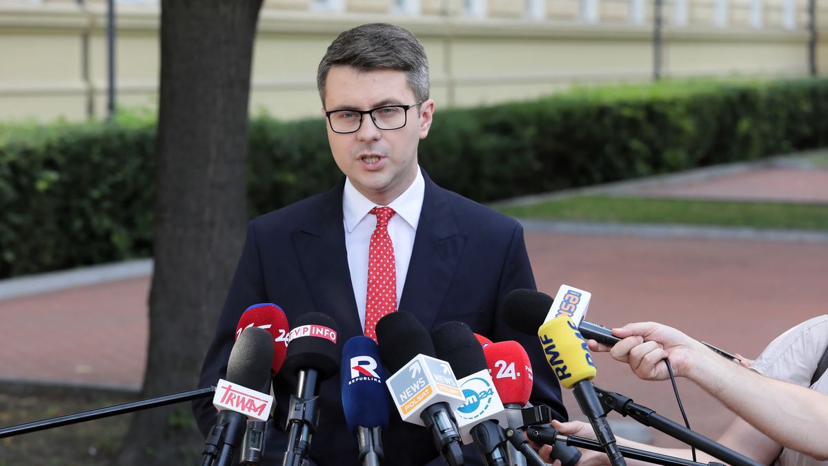 Warszawa, 28.07.2021. Rzecznik rządu Piotr Mueller podczas konferencji prasowej przed siedzibą Kancelarii Prezesa Rady Ministrów w Warszawie, 28 bm. Konferencja dotyczyła Polskiego Ładu. (sko) PAP/Paweł Supernak