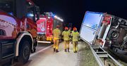 Żagań: Ciężarówka przeleciała przez barierkę i wypadła z drogi na A18