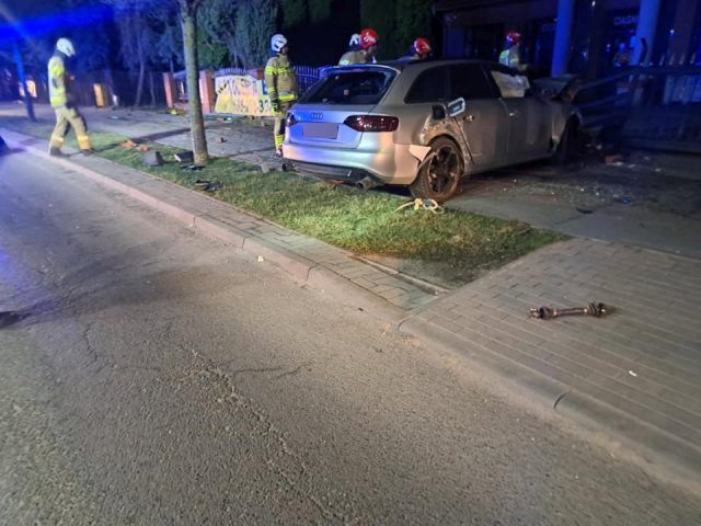 Pędził przez miasto, stracił panowanie nad pojazdem. Rozpędzone audi uderzyło w drzewa i ogrodzenie (zdjęcia)