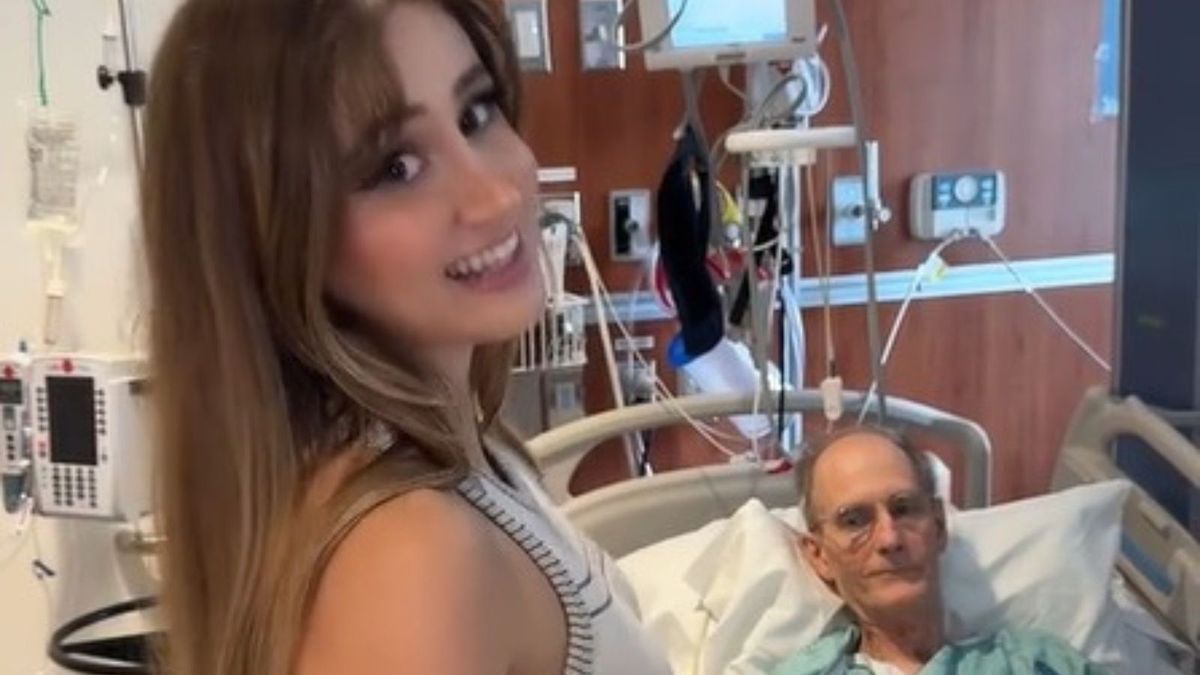 22-latka tańczy przy łóżku 84-latka