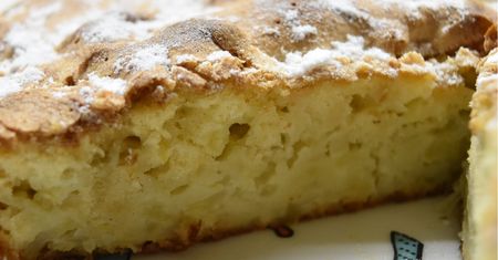 Najlepszy przepis na ciasto z serkiem wiejskim i jabłkami. Nawet szarlotka pójdzie w odstawkę