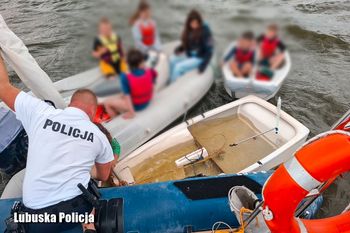Silny wiatr przewrócił żaglówki z dziećmi na jeziorze Sławskim