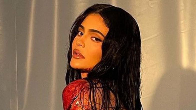 Kylie Jenner CAŁA WE "KRWI" wygina się w sesji promującej kosmetyki