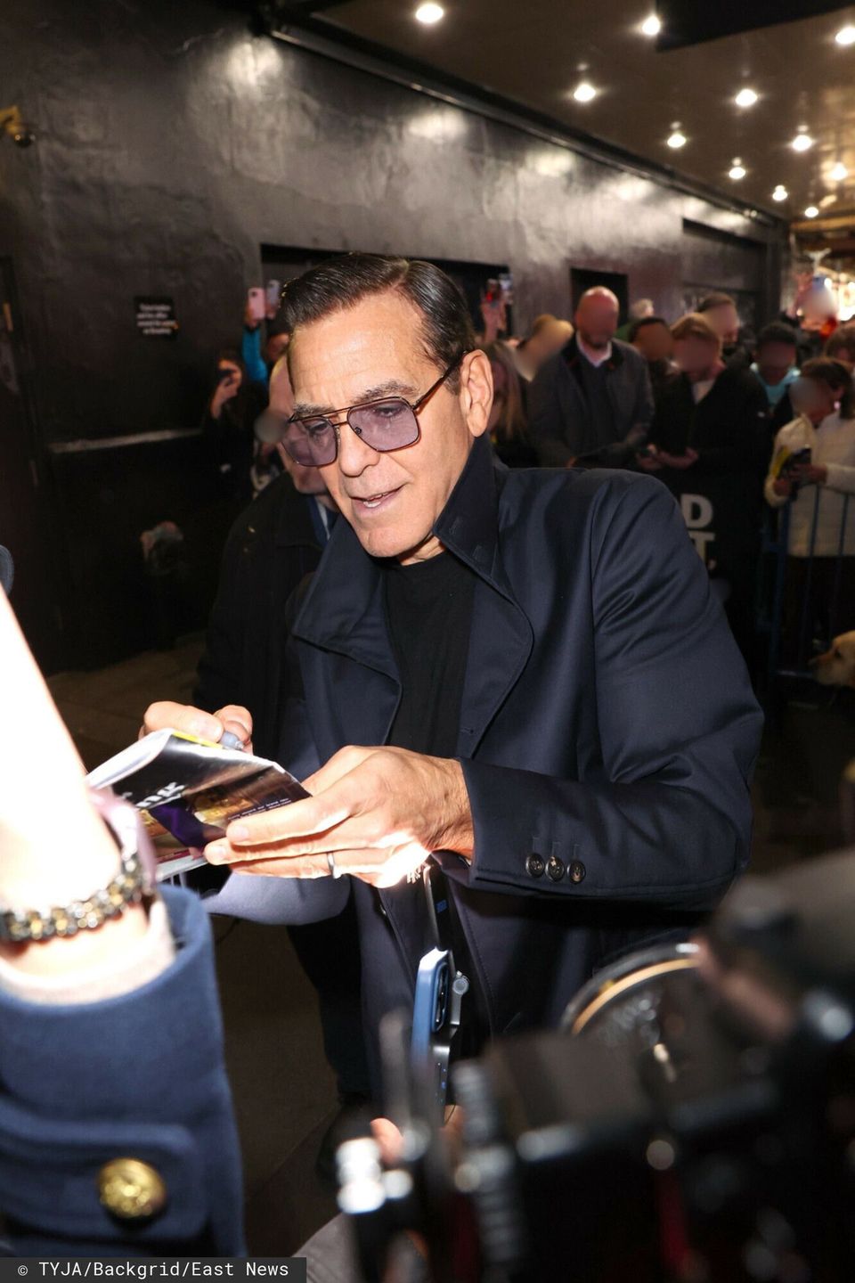 George Clooney rozdaje autografy w nowej fryzurze