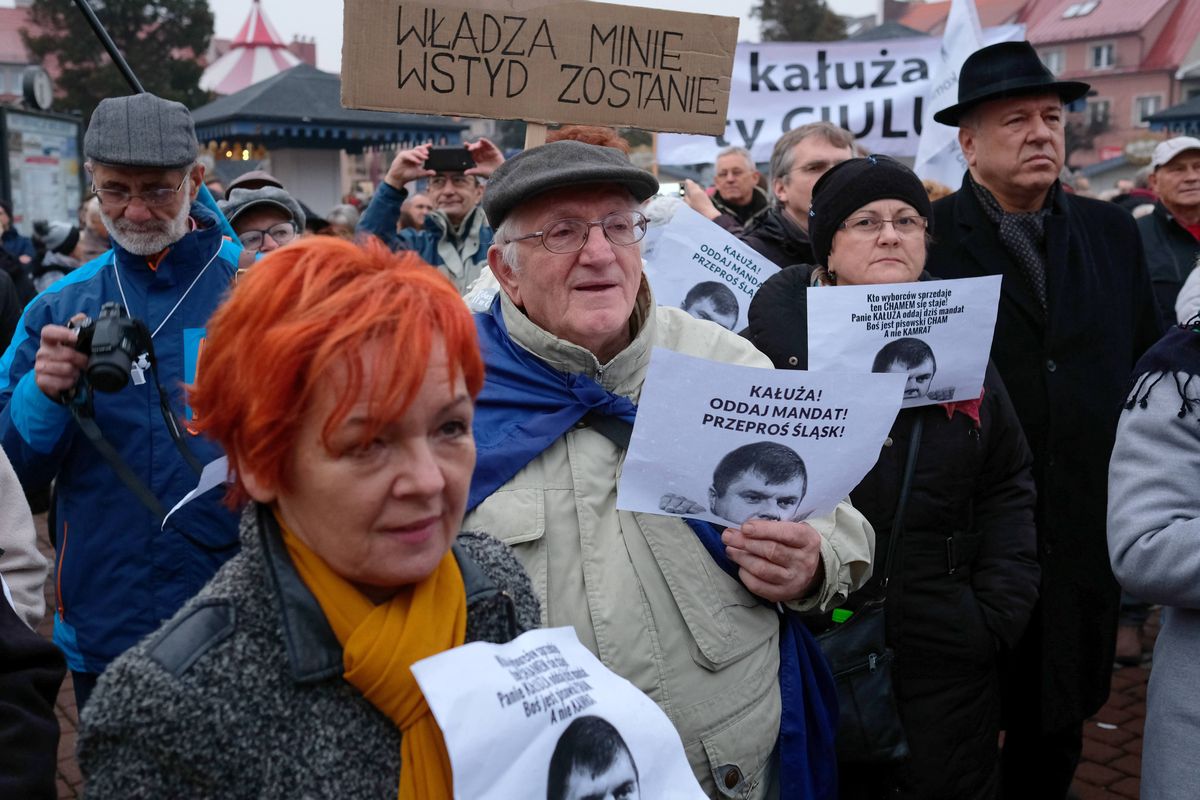 Protest przeciwko radnemu do sejmiku woj. śląskiego Wojciechowi Kałuży w Żorach