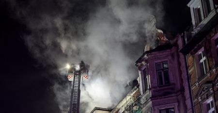 Pożar kamienicy w Poznaniu. Kilkanaście zastępów straży w akcji