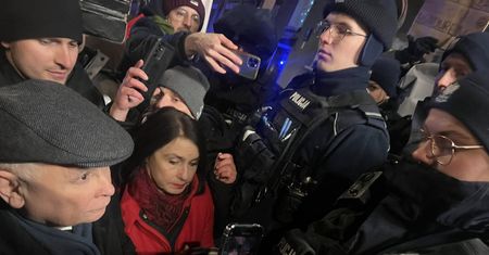 Kaczyński przed komendą. Kordon zablokował wejście Czarnkowi