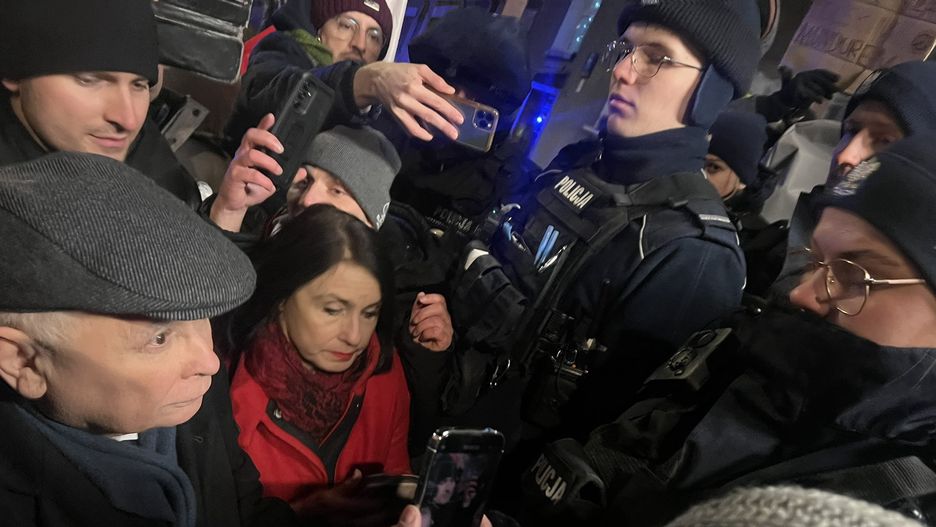 Gorąco przed komisariatem. Na miejscu Kaczyński i Czarnek