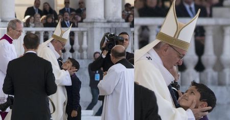 Papież przytula dzieci w Fatimie (ZDJĘCIA)