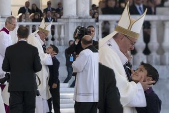 Papież przytula dzieci w Fatimie (ZDJĘCIA)
