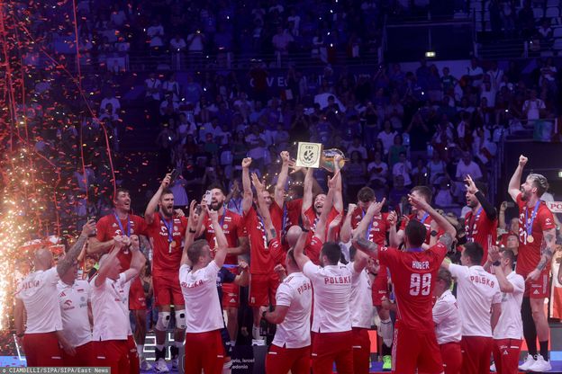 Ukochane polskich siatkarzy pozują ze ZŁOTYM PUCHAREM po zwycięstwie Biało-Czerwonych na Mistrzostwach Europy! (FOTO)