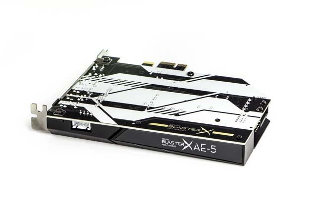 Creative Sound BlasterX AE-5 - podświetlane logo na grzbiecie karty