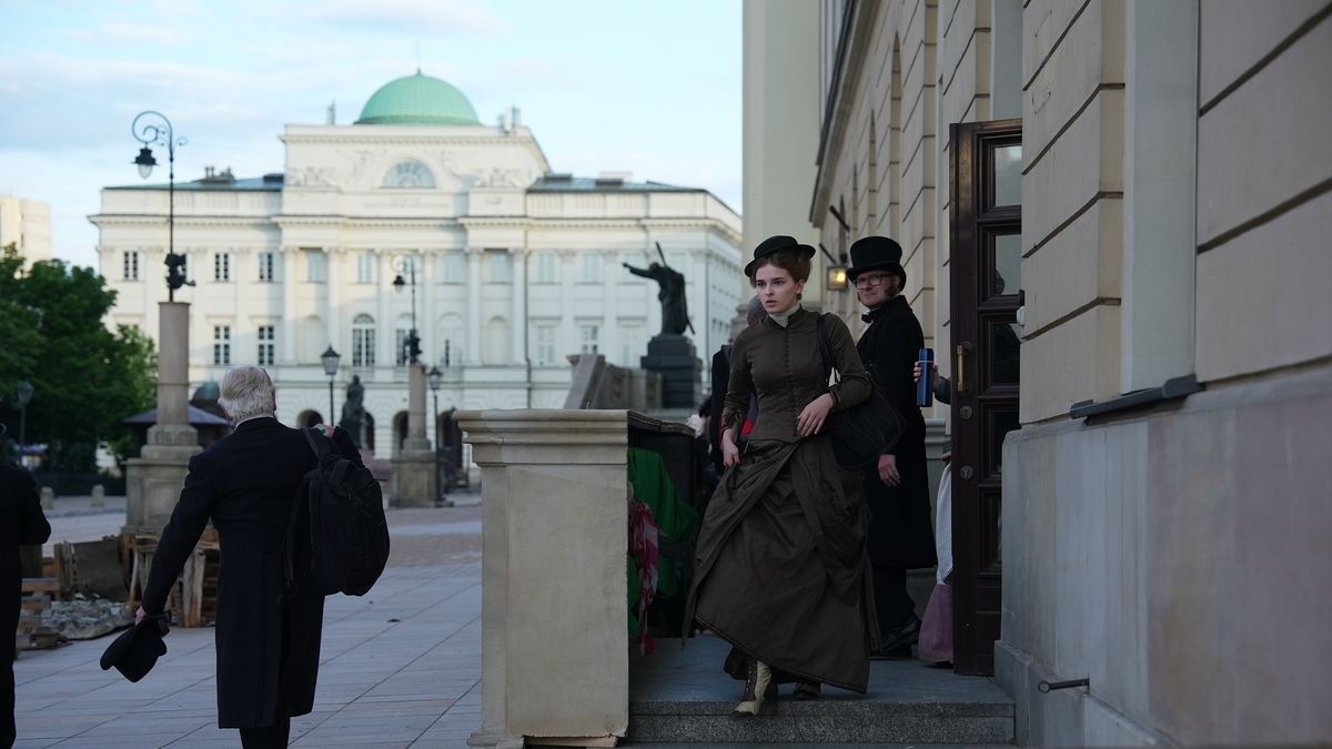 Actors are seen during the movie production of Lalka (The Doll) in the Old Town in Warsaw, Poland on 11 July, 2025. The 1968 film based on the novel by Boleslaw Prus has been adapted for Netflix and is currently being flimed in different locations in the city. (Photo by Jaap Arriens/NurPhoto via Getty Images)