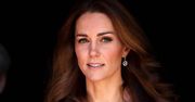 Afera wokół nowego zdjęcia Kate Middleton. Zapozowała BEZ OBRĄCZKI (FOTO)