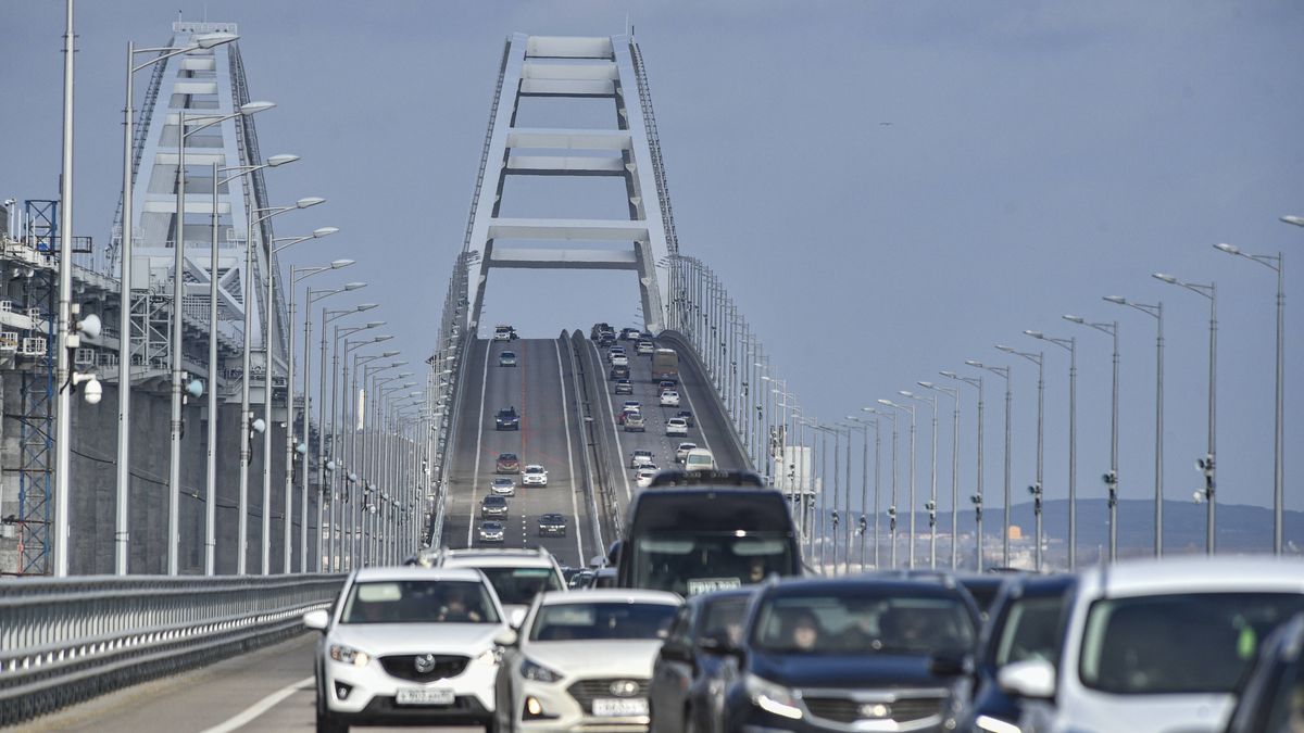 Russia announces full reopening to road traffic of the Crimean Bridge after repairs following the October explosion
epa10485423 Cars drive across the Crimean bridge in Crimea, 23 February 2023. Automobile traffic resumed on all lanes of the Crimean bridge on 23 February, 39 days ahead of schedule, the press service of Russia's Deputy Prime Minister Marat Khusnullin announced. The motorway of the Crimean Bridge was damaged by an explosion last October. To restore the bridge, some 2,442 tons of metal structures were manufactured, which were delivered from Tyumen, Voronezh and Kurgan. The builders needed to replace four spans on both sides of the bridge, lay two layers of asphalt concrete pavement and install lighting masts.  EPA/STRINGER 
Dostawca: PAP/EPA.
STRINGER
