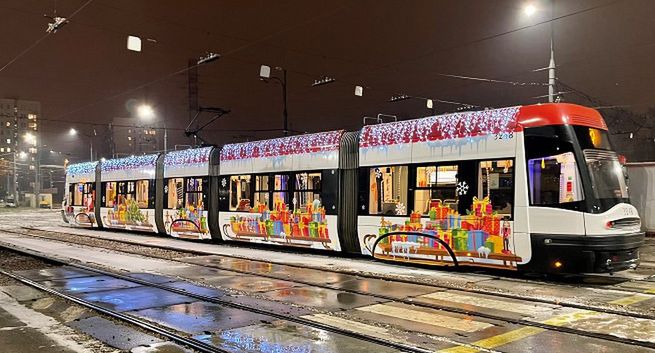 Świąteczny tramwaj po raz pierwszy w historii na ulicach Warszawy