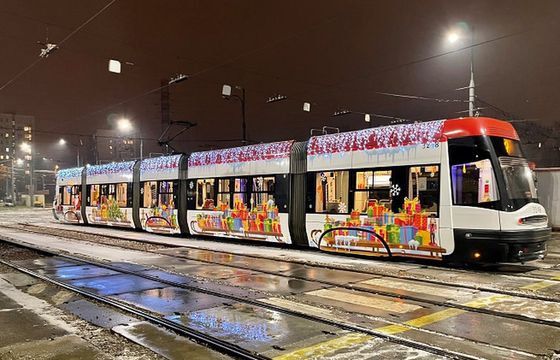 Świąteczny tramwaj po raz pierwszy w historii na ulicach Warszawy