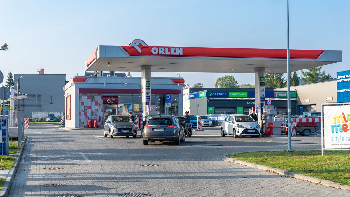 Orlen nie tylko sprzedaje paliwa na swoich stacjach, ale jest również głównym dostawcą hurtowym dla innych sieci