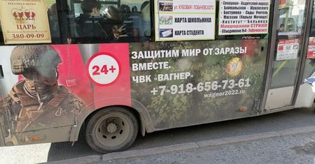 "Razem ochronimy świat przed infekcją". Skandaliczna reklama na autobusie