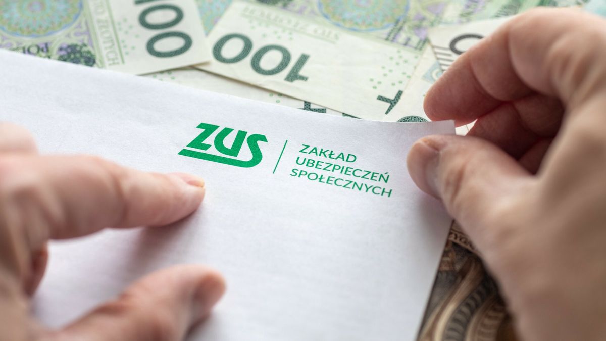 Stock ArZiFot. Arkadiusz Ziolek/East News.n/z Napis ZUS i fragmenty polskich banknotow.ARKADIUSZ ZIOLEK