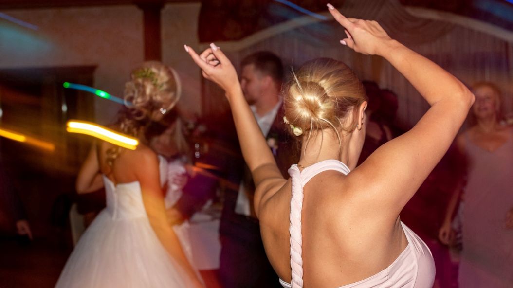 Poszła z nieznajomym na wesele