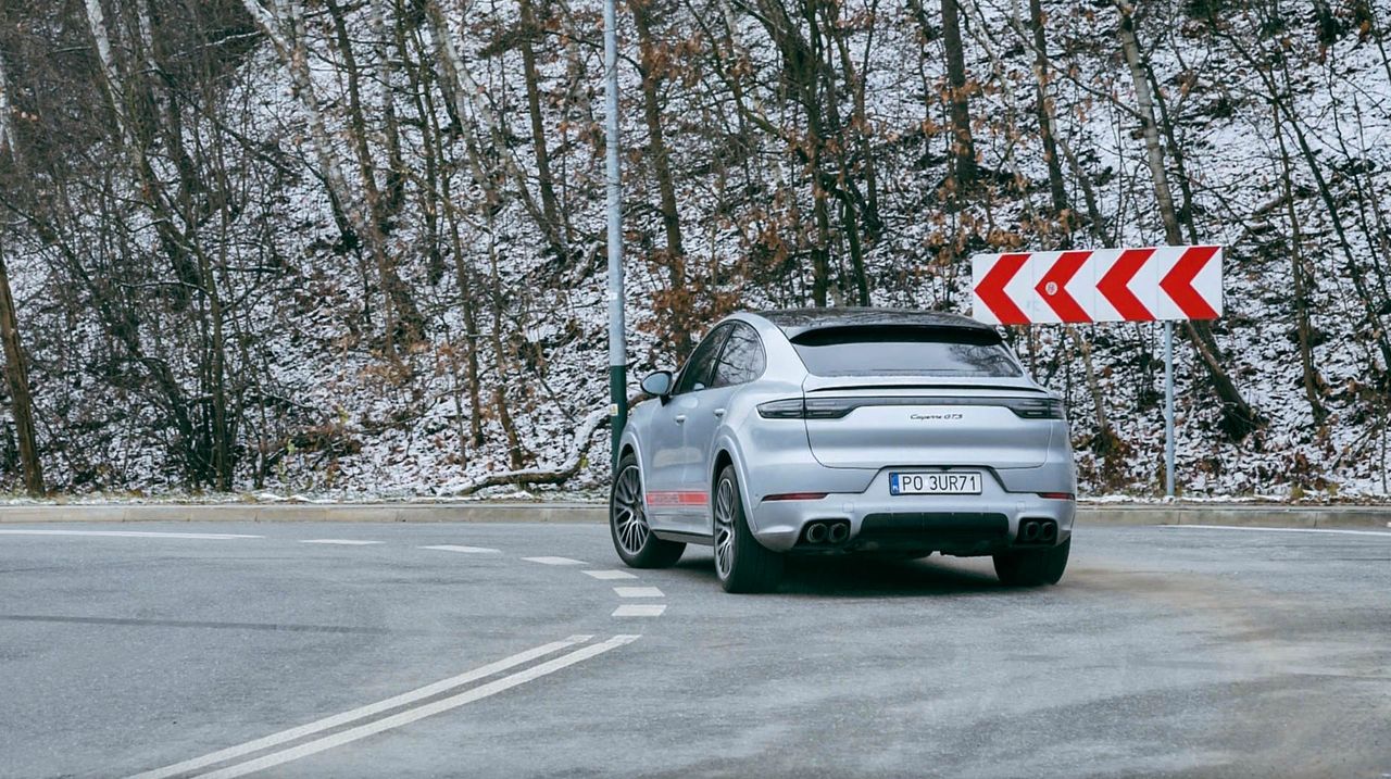 Wyjaśniamy: jak skręca 2,2-tonowe Porsche Cayenne GTS?