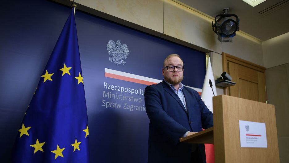 Warszawa, 06.04.2022. Rzecznik prasowy Ministerstwa Spraw Zagranicznych Łukasz Jasina podczas konferencji prasowej w Centrum Prasowym MSZ w Warszawie, 6 bm. (sko) PAP/Marcin Obara
