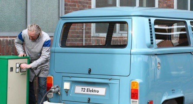 Volkswagen przypomina historię „Ogórka” T2 z napędem elektrycznym