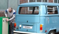 Volkswagen przypomina historię „Ogórka” T2 z napędem elektrycznym