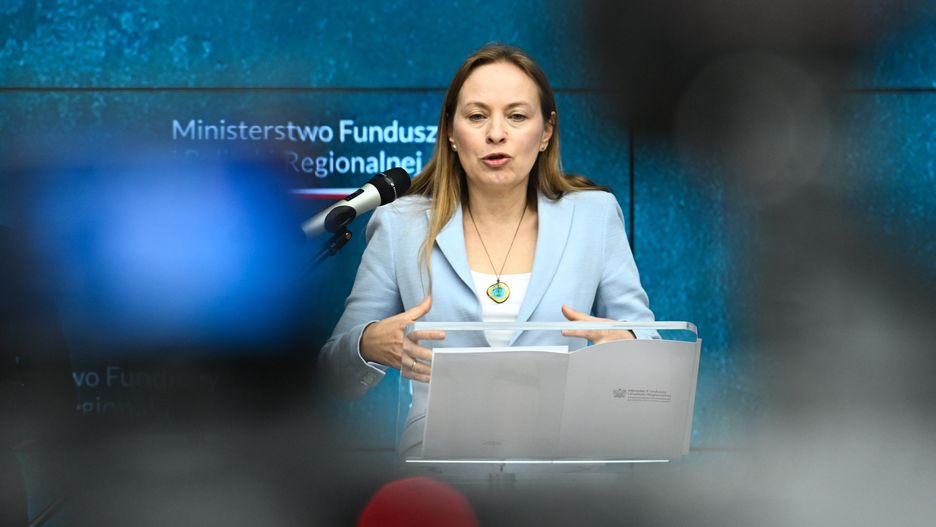 Warszawa, 15.04.2024. Minister funduszy i polityki regionalnej Katarzyna Pełczyńska-Nałęcz podczas konferencji prasowej w siedzibie ministerstwa w Warszawie, 15 bm. Temat spotkania: "Wypłata środków z pierwszego wniosku o płatność z Krajowego Planu Odbudowy". (ad) PAP/Radek Pietruszka