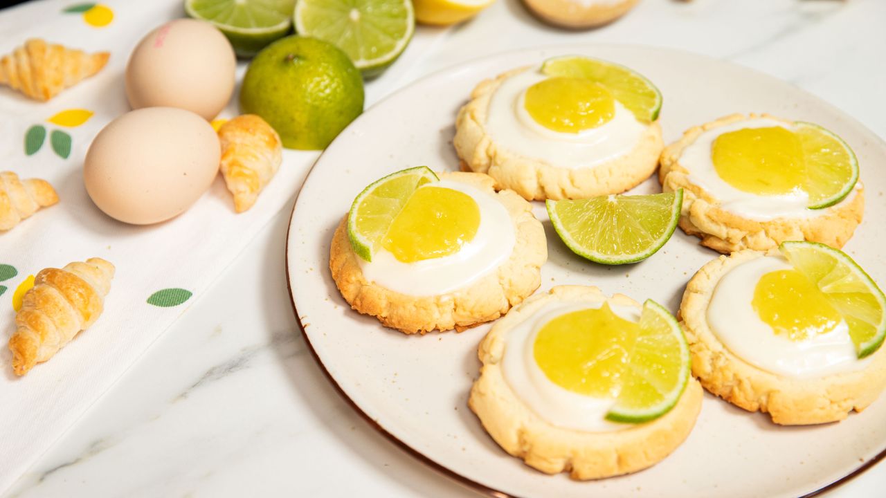 Delicate cookies revitalized with a zesty lime cream twist