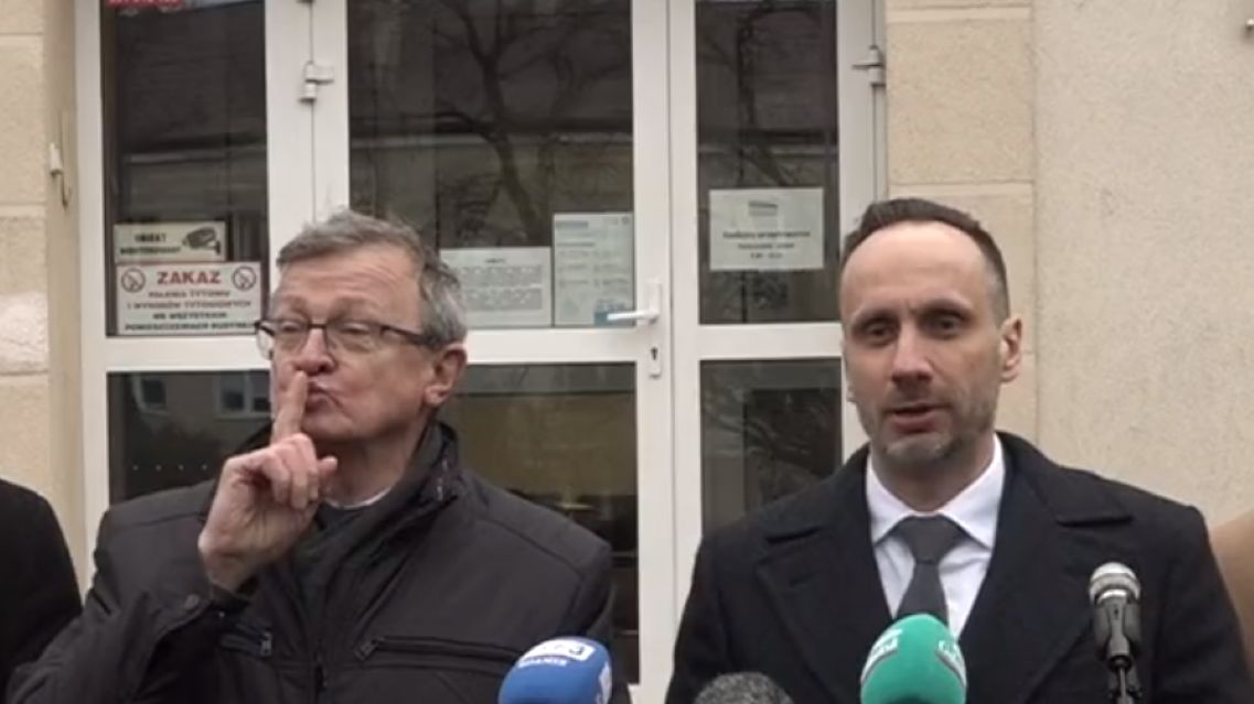 Konferencja prasowa została zakłócona przez przez przypadkowego przechodnia 