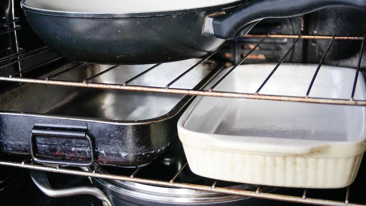 Szkło czy metal – w jakich naczyniach lepiej piec? 