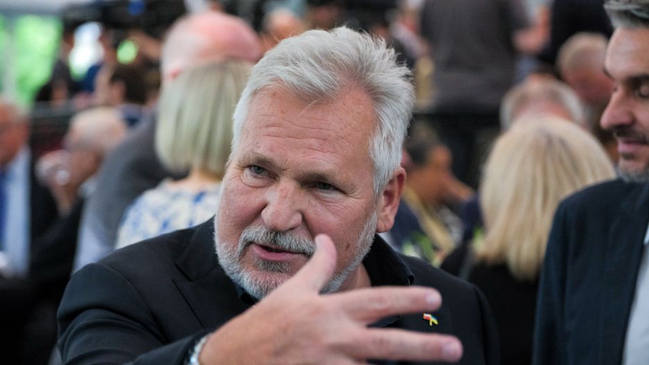 "Niech Kaczyński i Tusk wystąpią w town hallu zorganizowanym przez media i po prostu odpowiadają na pytania ludzi" mówi były prezydent Aleksander Kwaśniewski w WP. 