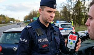 Policjanci zatrzymali 44-latka. Miał 0,9 promila i susz w kieszeni
