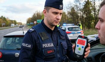 Policjanci zatrzymali 44-latka. Miał 0,9 promila i susz w kieszeni