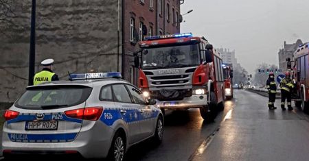 Ruda Śląska. Pożar kamienicy. Trzy osoby, w tym dwoje dzieci, trafiło do szpitala