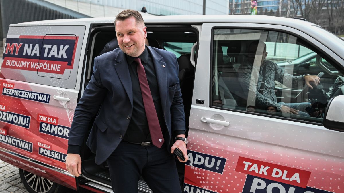 Przemysław Czarnek wyruszył w podróż busem