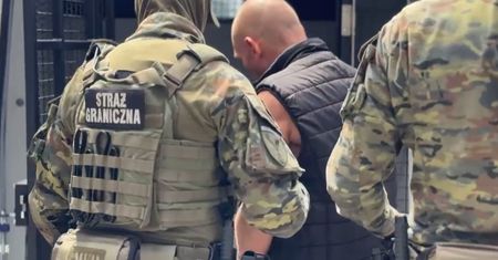 Człowiek demolka biegał półnagi po mieście. Został deportowany