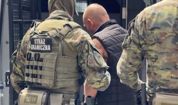 Człowiek demolka biegał półnagi po mieście. Został deportowany