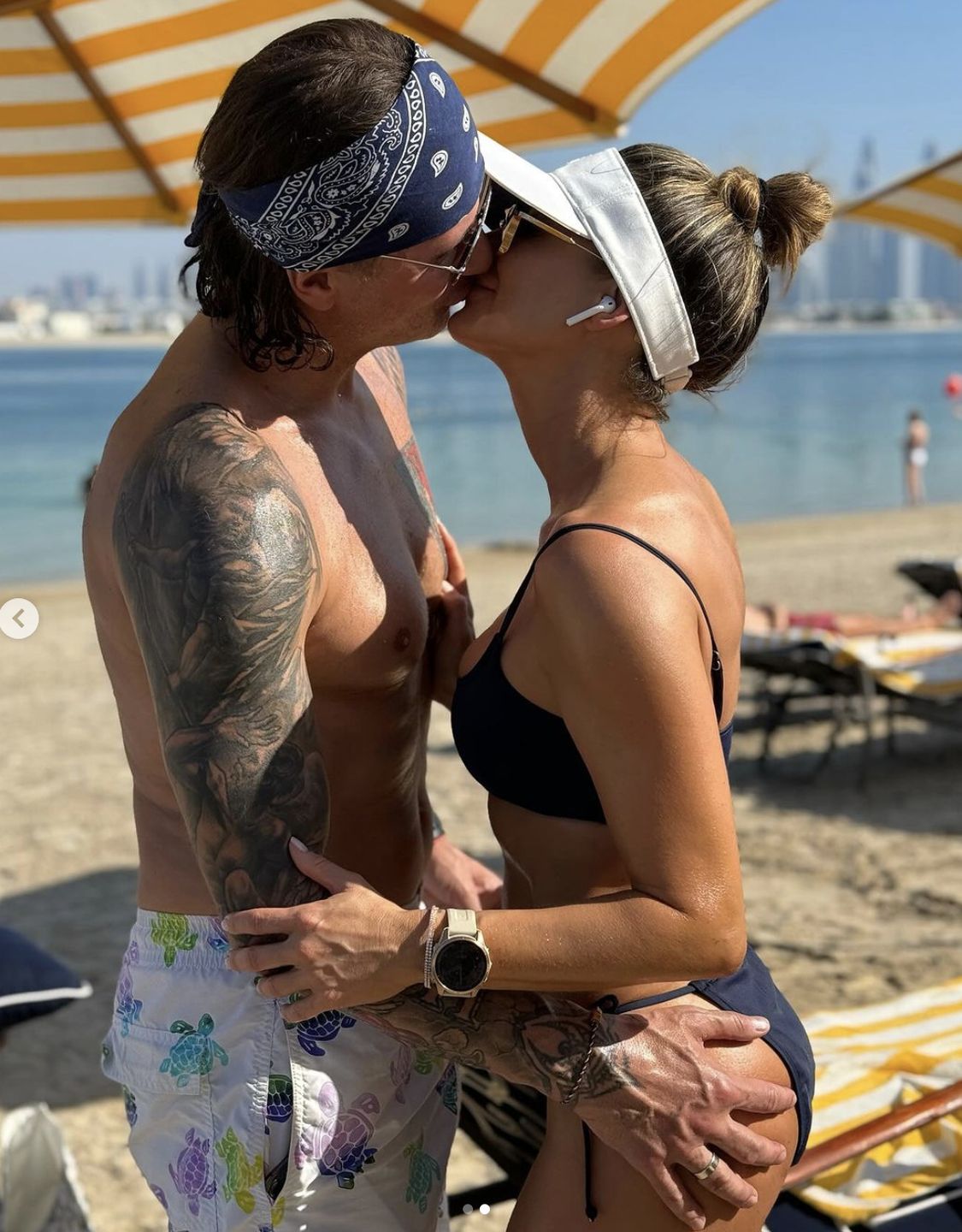 Małgorzata Rozenek całuje Radosława pozując w bikini na tle choinki