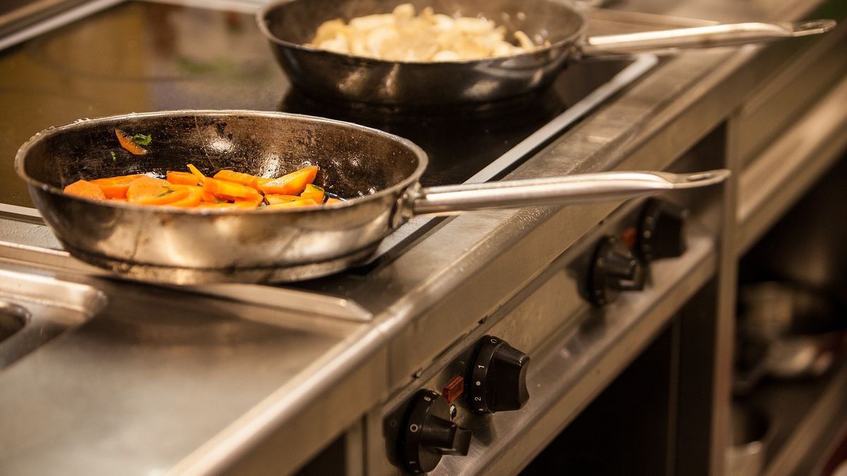 Zapomnij o odpryskach i szorowaniu. Oto porządne patelnie do 150 zł 1