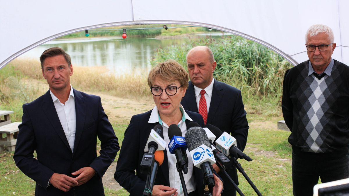 Marszałek województwa lubuskiego Elżbieta Anna Polak (2L), marszałek województwa zachodniopomorskiego Olgierd Geblewicz (L), marszałek województwa opolskiego Andrzej Buła (2P) i senator niezależny Wadim Tyszkiewicz (P) podczas konferencji prasowej w Cigacicach