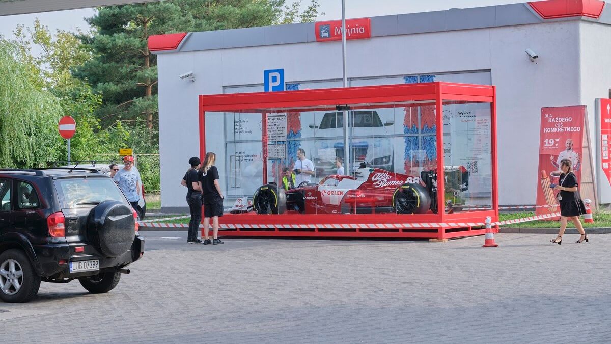 Bolid Alfa Romeo Formuły 1 na stacji paliw Orlen przy ul. Głębokiej w Lublinie