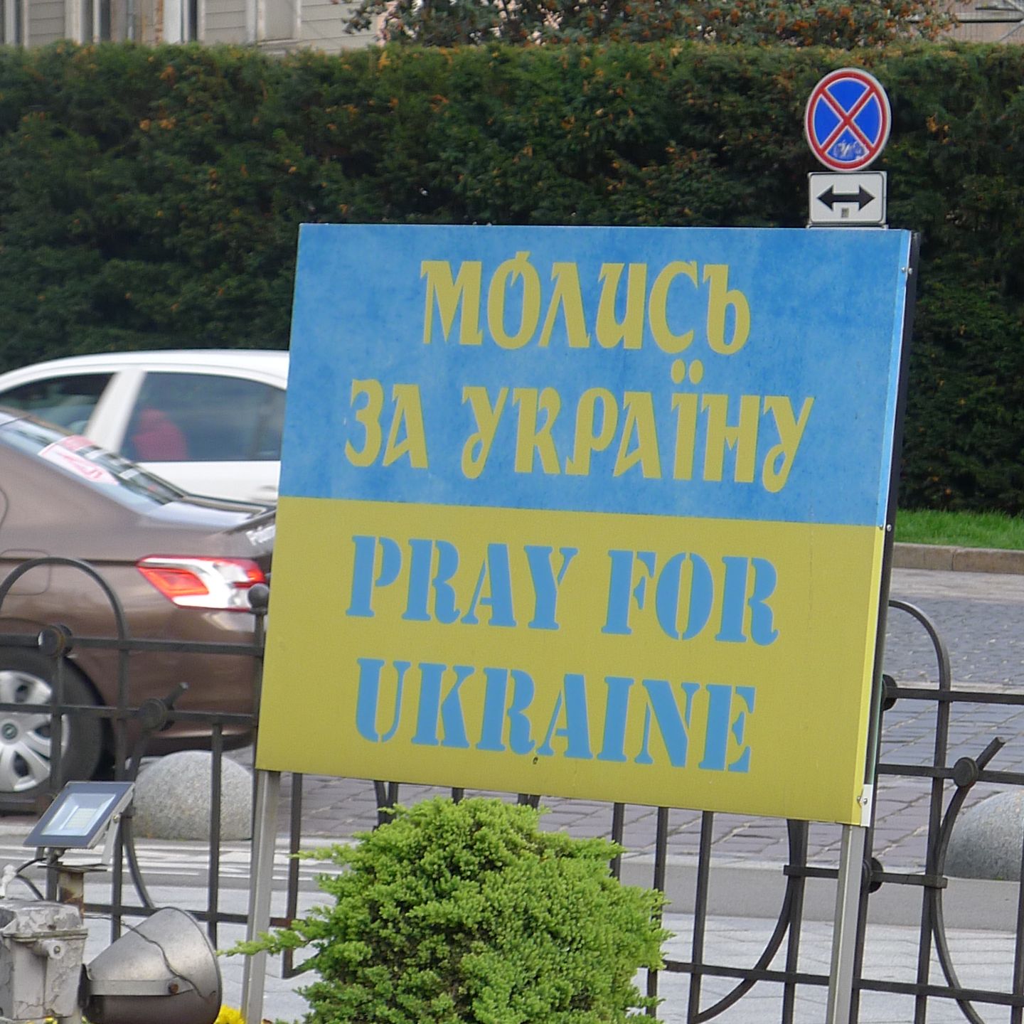 Tablica z napisem "Pray for Ukraine" 