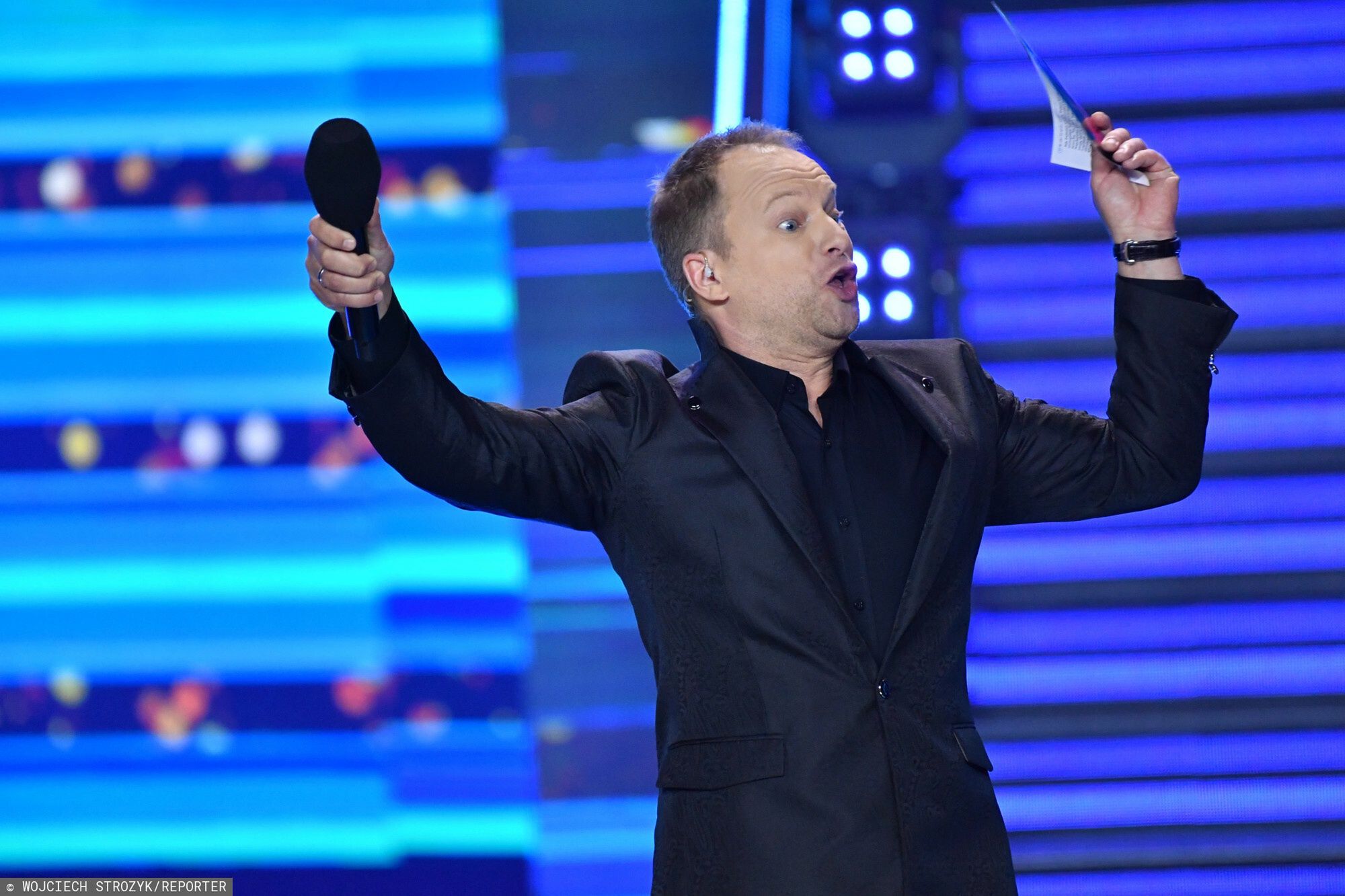 Maciej Stuhr na scenie w Sopocie