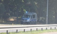 Nagi mężczyzna biega po cmentarzu w Gorzowie. Ma tylko maskę na twarzy