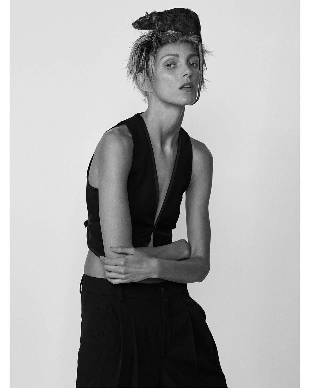 Anja Rubik pozuje ze szczurami we włoskim "Vogue'u"